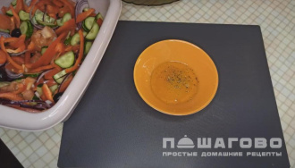 Фото приготовления рецепта: Греческий салат с брынзой - шаг 6