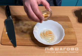Фото приготовления рецепта: Домашний бургер с мясной котлетой и беконом - шаг 1