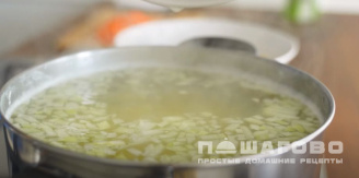 Фото приготовления рецепта: Бульон с яйцом - шаг 7