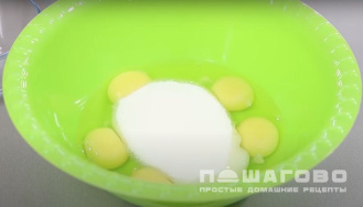 Фото приготовления рецепта: Пышный бисквитный корж для торта - шаг 2