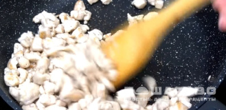Фото приготовления рецепта: Салат оливье с мясом и свежими огурцами - шаг 5