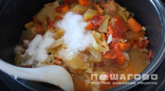 Фото приготовления рецепта: Простой рецепт кабачковой икры с помидорами в мультиварке - шаг 8