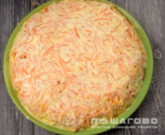 Фото приготовления рецепта: Слоеный салат с курицей и шампиньонами - шаг 9
