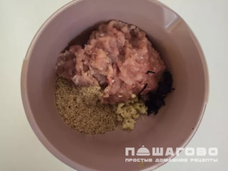 Фото приготовления рецепта: Мясной террин с грушей - шаг 3