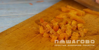 Фото приготовления рецепта: Салат Любовница с курагой - шаг 5
