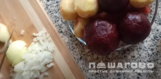 Фото приготовления рецепта: Винегрет с колбасой и солеными огурцами - шаг 3