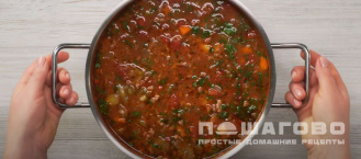 Фото приготовления рецепта: Простой мясной суп с приправой из томатов и чеснока - шаг 9