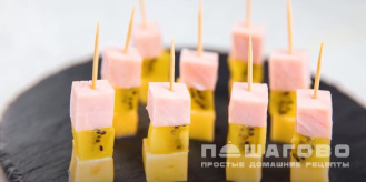 Фото приготовления рецепта: Канапе для фуршета с копченым беконом и виноградом  - шаг 17