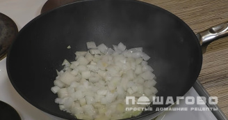 Фото приготовления рецепта: Гуляш из свинины с подливкой на сковороде - шаг 4