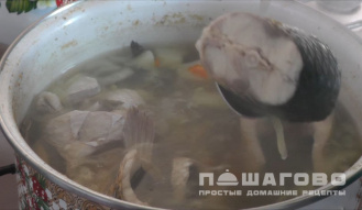 Фото приготовления рецепта: Уха из кефали - шаг 2