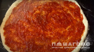 Фото приготовления рецепта: Итальянская пицца с сыром моцарелла - шаг 5