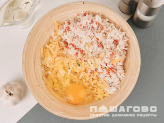 Фото приготовления рецепта: Крабовые котлеты - шаг 2