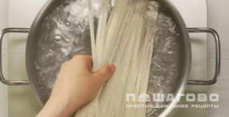 Фото приготовления рецепта: Яичная лапша с курицей и сладким перцем по-азиатски - шаг 6