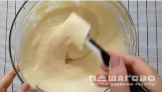 Фото приготовления рецепта: Заливной пирог с зеленым луком и яйцом - шаг 1