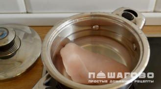 Фото приготовления рецепта: Салат с корейской морковью, курицей и пекинской капустой - шаг 2
