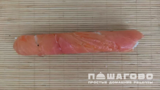 Фото приготовления рецепта: Нежные домашние роллы с красной рыбой и огурцом - шаг 5