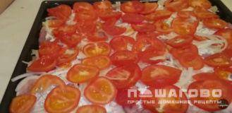 Фото приготовления рецепта: Мясо по-французски с картофелем, помидорами и сыром - шаг 9