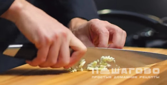 Фото приготовления рецепта: Рисовая лапша с овощами и соусом терияки - шаг 2