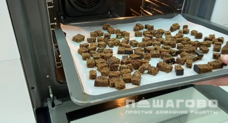 Фото приготовления рецепта: Салат с красной фасолью, кукурузой и сухариками - шаг 3
