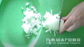 Фото приготовления рецепта: Салат с бужениной и грибами с луком и сыром - шаг 1