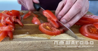 Фото приготовления рецепта: Салат из фасоли с сухариками - шаг 3