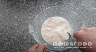 Фото приготовления рецепта: Пицца со свининой и ананасами - шаг 3