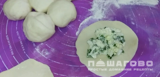 Фото приготовления рецепта: Бабушкины пирожки с сыром и яйцом - шаг 13