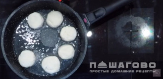 Фото приготовления рецепта: Ванильные сырники из творожной массы - шаг 8