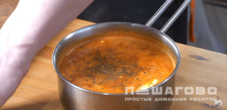 Фото приготовления рецепта: Томатный суп с рисом и зеленью - шаг 17