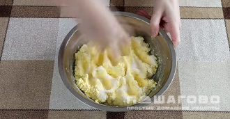 Фото приготовления рецепта: Постные сырники с яблоками и творогом - шаг 2