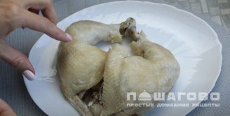 Фото приготовления рецепта: Куриный бульон с лапшой и яйцом - шаг 8