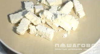 Фото приготовления рецепта: Салат из помидоров и огурцов с сыром фета и оливками - шаг 4