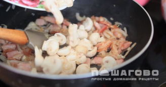 Фото приготовления рецепта: Свинина, запеченая с грибами и помидорами - шаг 6