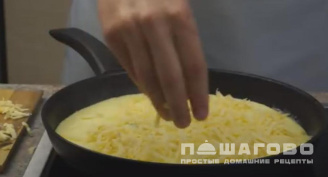 Фото приготовления рецепта: Простой омлет с сыром - шаг 6