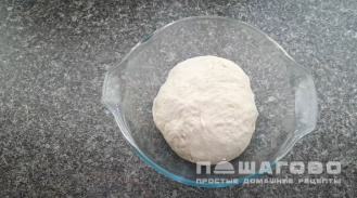 Фото приготовления рецепта: Пицца со свининой и ананасами - шаг 7