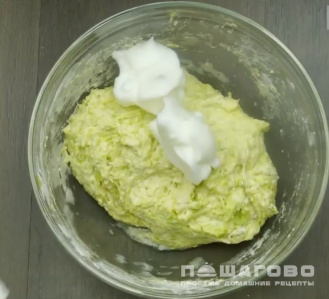 Фото приготовления рецепта: Кабачковый рулет с грибами - шаг 2