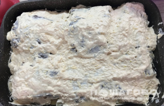 Фото приготовления рецепта: Мясо по-французски с пышной шапкой - шаг 7