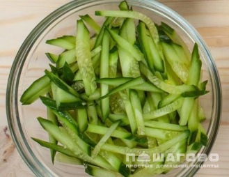 Фото приготовления рецепта: Легкий салат с курицей, огурцом и черносливом - шаг 1