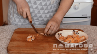 Фото приготовления рецепта: Салат с креветками и манго - шаг 2