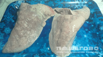Фото приготовления рецепта: Тушеное свиное легкое с луком и морковью - шаг 1