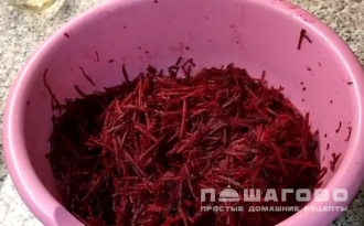 Фото приготовления рецепта: Салат из сырой свеклы по-корейски - шаг 1