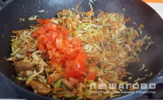 Фото приготовления рецепта: Капуста, тушеная с шампиньонами - шаг 5