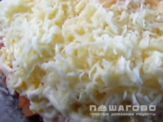 Фото приготовления рецепта: Слоеный салат с помидорами и крабовыми палочками - шаг 4