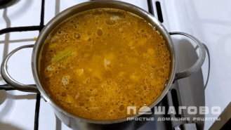 Фото приготовления рецепта: Куриный суп с вермишелью и картошкой - шаг 4