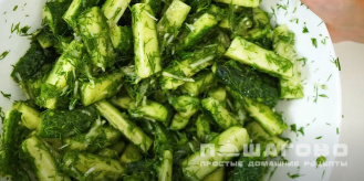 Фото приготовления рецепта: Маринованные огурцы с овощами - шаг 5