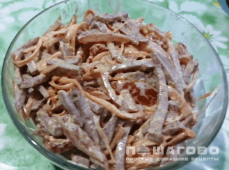 Фото приготовления рецепта: Салат из копченой колбасы и корейской моркови - шаг 3