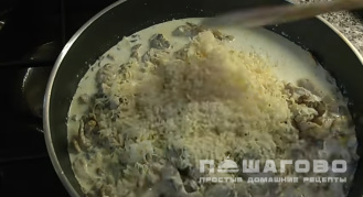 Фото приготовления рецепта: Паста фетучини с курицей в сливочном соусе - шаг 8