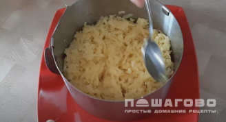 Фото приготовления рецепта: Слоеный салат с грибами и ветчиной - шаг 2