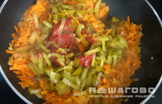 Фото приготовления рецепта: Рассольник классический с перловкой и огурцами со свининой - шаг 3