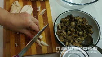 Фото приготовления рецепта: Салат из курицы с ананасами, грибами и сыром - шаг 1